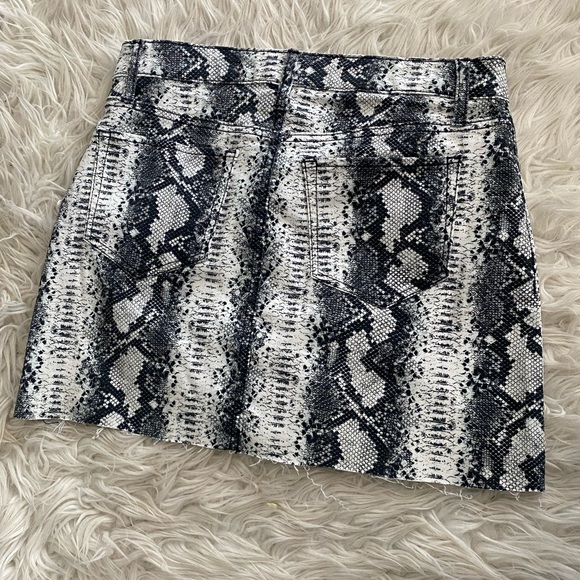 Snakeskin print mini skirt - Picture 2 of 3